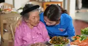 Người trẻ tri ân liệt sĩ bằng bữa cơm, phục dựng ảnh và chăm sóc nghĩa trang