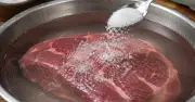 Ngâm thịt với nước muối khử khuẩn: Chuyên gia nói không hiệu quả