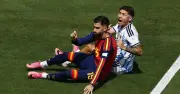 Nhà báo Tây Ban Nha chê mặt sân chung kết World Cup 2026, trận đấu hoãn 6 phút