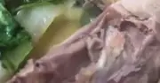 Nhà hàng Ni Ya bị tạm dừng hoạt động vì khách phát hiện vật lạ trong thịt gà