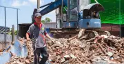 Nhiều nhà dọc quốc lộ 1 tháo dỡ, bàn giao mặt bằng mở rộng đường