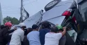 Nhóm khách kêu thất thanh trong ô tô 7 chỗ bị lật ngửa, người dân hợp sức cứu