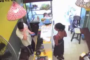 Nhân viên quán bánh mì bật khóc vì được khách Tây ôm an ủi, tip 500.000 đồng