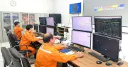 Những người đi xuyên mưa đêm giữa lòng thành phố mang tên Bác