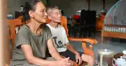 Những người vợ lặng thầm và vết thương chiến tranh cho chồng