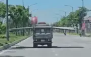 Ninh Bình: Xử phạt tài xế xe tải chở hàng như 'làm xiếc' trên đường