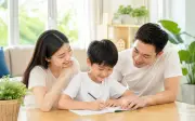 Nuôi con quá bao bọc: Càng yêu thương càng gây hại cho trẻ