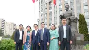 Đoàn Báo Nhân Dân dâng hoa tưởng nhớ Bác Hồ tại Saint Petersburg