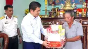 Đoàn đại biểu Quốc hội tỉnh Quảng Trị thăm, tặng quà gia đình chính sách