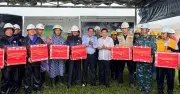 Phó bí thư Đinh Văn Nơi tặng quà động viên công nhân sân bay Phú Quốc