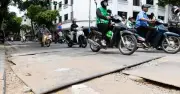 Phố cổ Hà Nội ngập bụi, mặt đường nham nhở sau thi công hạ tầng