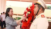 Phó Chủ tịch nước thăm Khu di tích Bình Thành, tặng quà gia đình chính sách