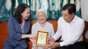 Phó Chủ tịch nước thăm Mẹ Việt Nam Anh hùng và tặng quà gia đình chính sách tại An Giang