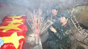 Phụ nữ quân đội Đà Nẵng nấu cơm tiếp sức tìm kiếm liệt sĩ tại hang Đá Sập