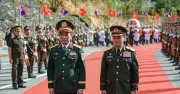 Phó Thủ tướng, Bộ trưởng Quốc phòng Lào đón Đại tướng Phan Văn Giang ở biên giới