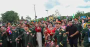 Phó Thủ tướng Bộ trưởng Quốc phòng Việt Lào múa lăm vòng nhảy sạp cùng đồng bào
