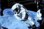 Phi hành gia NASA sửa cánh tay robot ngoài không gian hơn 7 giờ