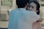 Phim 'Dưới ô cửa sáng đèn' xóa cảnh ôm của Dương và Trang vì phản ứng dữ dội