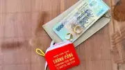 Phát hiện cọc tiền 500.000 đồng và gần 10 chỉ vàng 24K trong thùng rác, công an vào cuộc