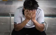 Phát hiện con không phải ruột, chồng đội mũ xanh đứng trước nhà vợ mỗi ngày
