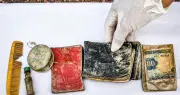 Phát hiện nhiều di vật quý và ảnh người lính trong mộ liệt sĩ chưa biết tên