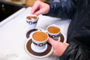 Phát hiện thú vị: Cảm nhận hương vị cà phê thay đổi qua màu cốc