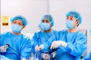Phẫu thuật nội soi cắt u gan thành công cho bệnh nhân Campuchia 75 tuổi