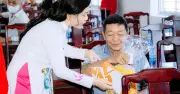 Quỹ Khởi sự từ tâm trao 500 suất quà tri ân người có công