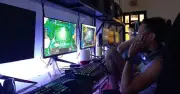 Quán internet TP.HCM đóng cửa lúc 22h, game thủ và chủ quán thích nghi với quy định mới