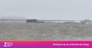 Quảng Ninh: Cứu 3 thuyền viên mắc kẹt trên hai tàu trôi dạt do bão số 1