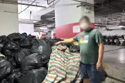 Rác thải chất đống ở tầng hầm chung cư cao cấp, cư dân bức xúc