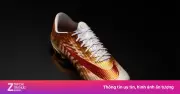 Ronaldo tặng đôi giày vàng độc bản cho fan cuồng IShowSpeed