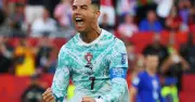 Ronaldo trải qua 'tàu lượn cảm xúc' trong chiến thắng nghẹt thở của Bồ Đào Nha