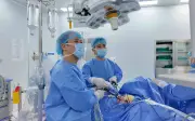 Sa đa tạng chậu gây tiểu són và táo bón đồng thời ở phụ nữ lớn tuổi