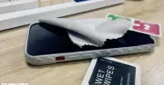 Sai lầm khi lau điện thoại gây hại màn hình: Cách vệ sinh đúng chuẩn