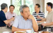 Sau nghỉ hưu, cụ ông giữ chặt tiền và tránh xa một kiểu bán càng né càng thiệt