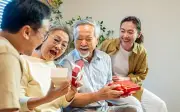 Sau tuổi 70, cha mẹ nên dừng 5 việc này để sống an yên và giữ hòa khí