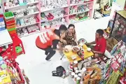 Shipper miền Tây tự bới cơm ăn cùng nhà 'khách ruột' gây sốt mạng