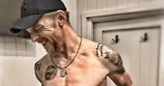 Simon Pegg kỷ niệm 16 năm cai rượu, tiết lộ bí quyết sống khỏe ở tuổi 56