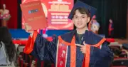 Sinh viên giỏi toàn khóa gửi tấm bằng đến mẹ đã khuất