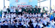 Sinh viên Khánh Hòa trao học bổng, quà tặng ngư dân và chiến sĩ biên phòng