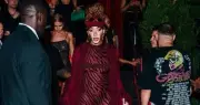 Siêu mẫu Winnie Harlow khoe vóc dáng với trang phục da ngựa vằn xuyên thấu