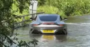 Siêu xe Aston Martin chết máy khi cố vượt đoạn đường ngập nước