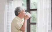 Sống với con gái 3 năm, cha già lặng lẽ về quê vì một cuốn sổ