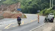 Sạt lở nghiêm trọng trên quốc lộ 6, giao thông tê liệt nhiều giờ