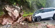 Sạt lở đá tảng hàng chục tấn đè bẹp đầu xe ô tô ở Sơn La, tài xế bị thương
