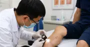 Từ dấu hiệu trên da, nam thanh niên phát hiện mắc bệnh 2 triệu người gặp