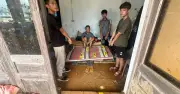 Đột kích nhà hoang ở Quảng Ninh, thu giữ điếu cày và lọ thuốc nhỏ mắt chứa ma túy