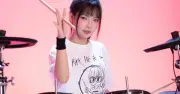 Từ lời rủ học thử, cô gái Hà Nội trở thành tay trống chuyên nghiệp