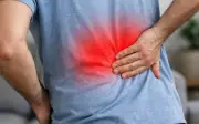 Tự ý tiêm thuốc giảm đau lưng, người đàn ông 55 tuổi bị áp xe cột sống